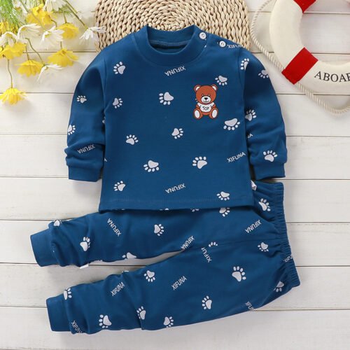 Kinderpyjama, blauw shirt met beertje en voetafdrukken