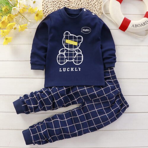 Kinderpyjama, vierkant beer met "LUCKLY" op marineblauw