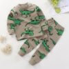 Kinderpyjama, groene dinosaurussen op beige achtergrond