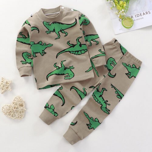 Kinderpyjama, groene dinosaurussen op beige achtergrond