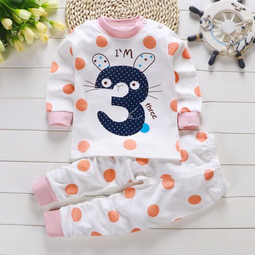 Kinderpyjama, konijn met nummer "3" en speelse oranje stippen.
