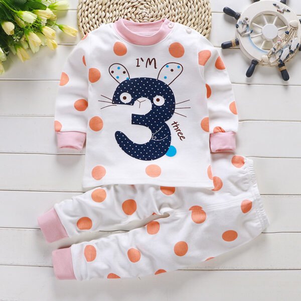Kinderpyjama, konijn met nummer "3" en speelse oranje stippen.