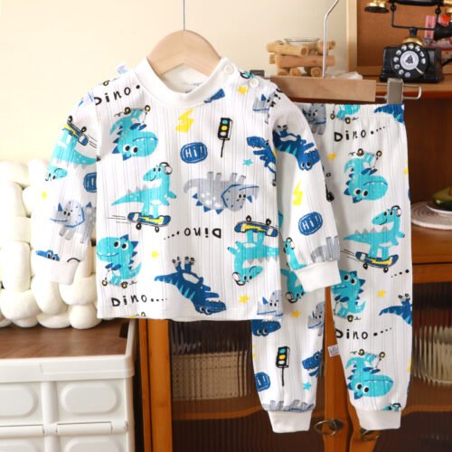 Kinderpyjama met blauwe dinosaurussen en symbolen op witte achtergrond