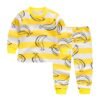 Kinderpyjama met bananen op gestreepte gele en witte achtergrond