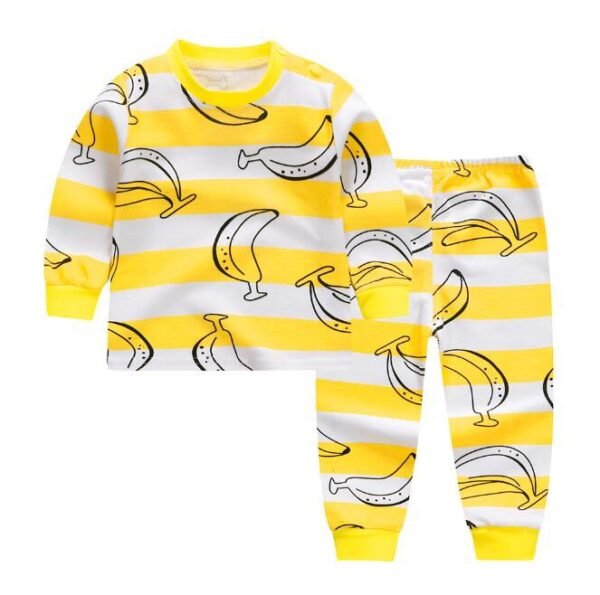 Kinderpyjama met bananen op gestreepte gele en witte achtergrond